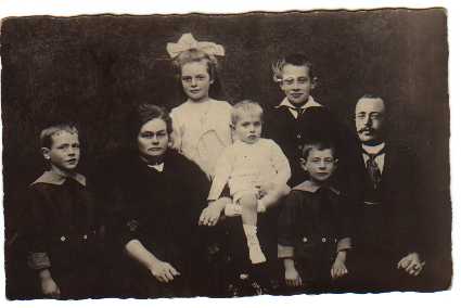  Ca. 1920 V.l.n.r: Harrie, Moeder, Jo, Cor, Pieter (staande), Jan en Vader's hoofd. Omdat de vader  al overleden was toen de foto werd genomen, heeft zijn broer Sjeng (Theodoor) geposeerd en de fotograaf heeft later het hoofd van vader uit een andere foto overgebracht. 