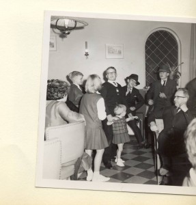 Feest oma Keeren-Janssen 80 jaar. Optreden van de kleinkinderen. V.l.n.r. Jan, Marianne, Ad, Hennie, Hans (Deurne), Hans (Son). Venlo 1962