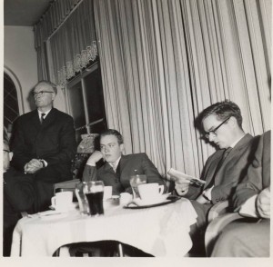 Feest oma Keeren-Janssen 80 jaar. V.l.n.r. Oom Harrie, Thieu, Cor. Venlo 1962