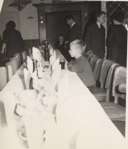 Feest oma Keeren-Janssen 80 jaar. V.l.n.r. tante Riek, Ad, Jan de Bruin, Jan (aan tafel), Hans en Hennie. Venlo 1962.