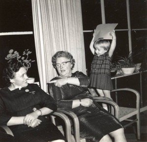 Feest oma Keeren-Janssen 80 jaar. Tante Riek, tante Jo en Hennie. Venlo 1962.