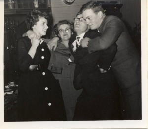 Feest oma Keeren-Janssen 80 jaar. V.l.n.r. Willy, tante Gra, Cor, Thieu. Venlo 1962