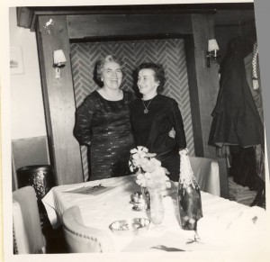 Feest oma Keeren-Janssen 80 jaar. Tante Maria en tante Fien. 1962