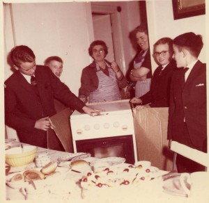 Feest oma Keeren-Janssen 80 jaar. Aanbieding van het kado. V.l.n.r. Hans (Son) , Hay, tante Gra, tante Maria, Ad, Hans (Deurne). 1962