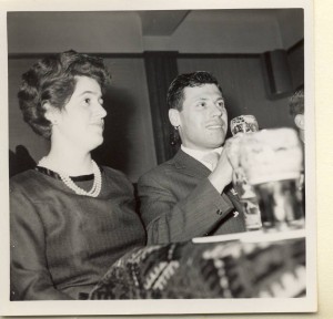 Feest oma Keeren-Janssen 80 jaar. Hennie van ome Piet en haar man/verloofde Jan de Bruin. 1962.