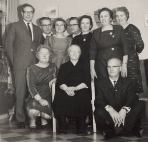  Feest oma Keeren-Janssen 80 jaar. V.l.n.r: Jan, Piet, Gra, Cor, Fien, Riek, Maria. Onder: Jo, Oma, Harrie. Venlo 1962