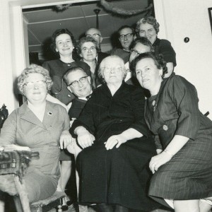 Feest oma Keeren-Janssen 80 jaar. V.l.n.r. onder: Jo, Piet, Oma, Riek Boven: Fien, Gra, Harrie,Jan,Maria, Cor. Venlo 1962.