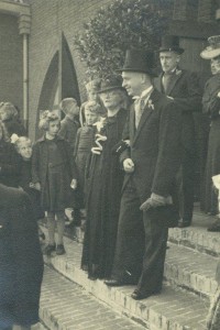 Oma Keeren-Janssen en ome Cor (jongste broer van Jan bij het verlaten van de kerk bij bruiloft van Jan en Maria van Bergen.