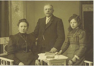 Oma Keiren - van Kessel, opa Keiren en dochter Maria.