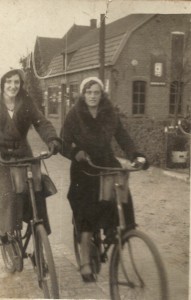 Ca 1935. Riek Doomen en Miet lavrijssen fietsen door Son voor de smederij van Huub Bakens.
