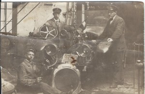 Janus Doomen (links onder) als automonteur voor Stadyon 5 april 1922. Janus werkte van 1920 tot eind januari 1924 voor Stadyon. De datum op het bordje: 5 april en een onleesbaar jaar,  is dus in die tijd genomen maar 1920 is onwaarschijnlijk en 1924 onmogelijk dus 1922 is geschat.