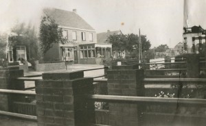 ca 1950. De tuintjes voor Nieuwstr 90-96 met links het huis van de Bont en ons café en winkel, het huis van de bruggenwachter Hendriks het café van Piet Wouters en de brug.
