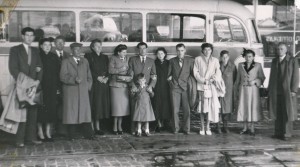 ca 1954 Opa en oma Doomen -  v d Vorstenbosch (helemaal rechts) op een busreis.