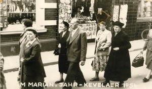 1954 Maria jaar en een bedevaart naar Kevelaer werd nodig geacht. In het midden lopen opa en oma Doomen-vd Vorstenbosch. Zo te zien was opa de enige man in de foto.