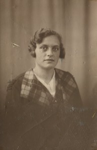 ca 1938. Staatsieportret van mijn moeder Hendrica Doomen.