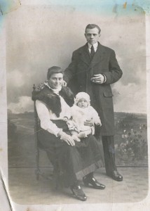 1920. Janus Doomen en Ardina van de Vorstenbosch met hun pasgeboren dochter Henrica.