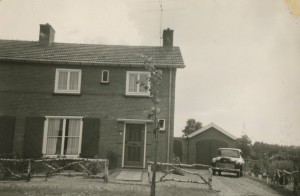 1955. Het laatste (twaalfde) huis dat mijn grootouders Doomen-van de Vorstenbosch bouwden in Son lag/ligt aan de Antoon van de Venstraat. Ze hebben er maar een paar jaar gewoond en zijn toen gaan wonen op Nieuwstraat 94 waar de "Bleke Bet" in had gewoond.